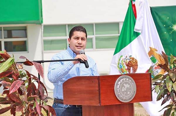 Refrenda Julio Long apoyo a la educación