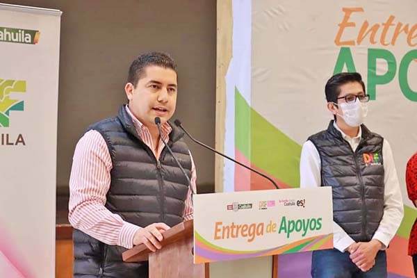 Participan en la entrega de apoyos económicos