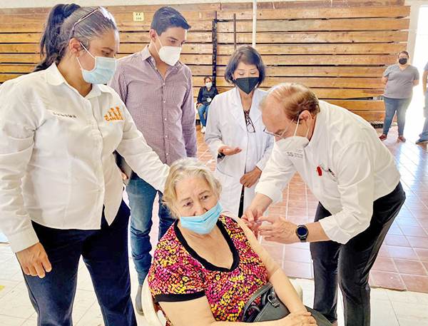 Supervisan aplicación de vacunas SINOVAC