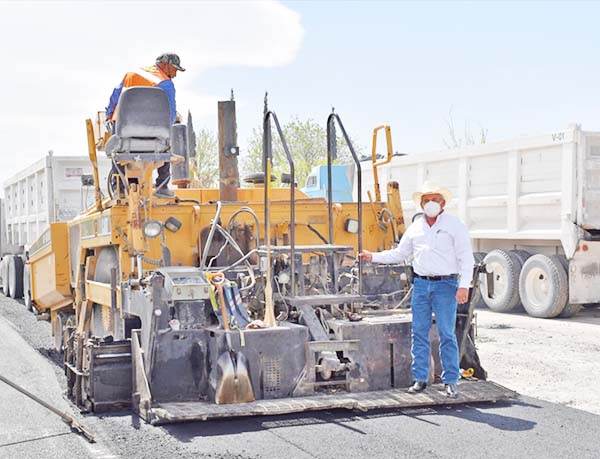 Supervisa Alcalde otra obra de pavimentación