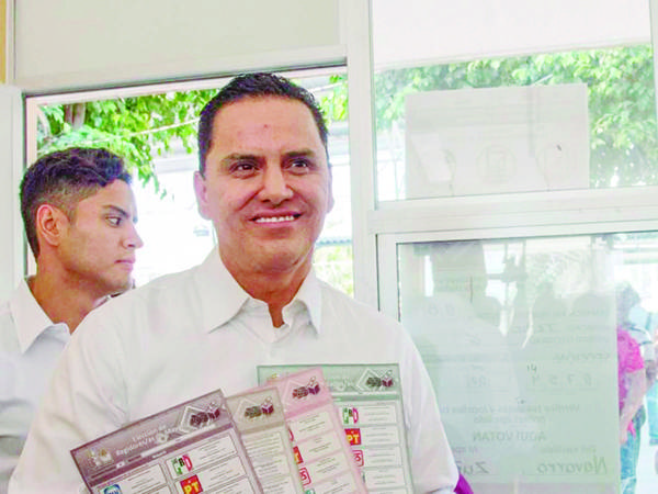 Esposa de Sandoval pide a AMLO detener «persecución política»