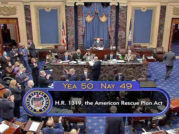 Senado de EU aprueba plan de rescate de Biden