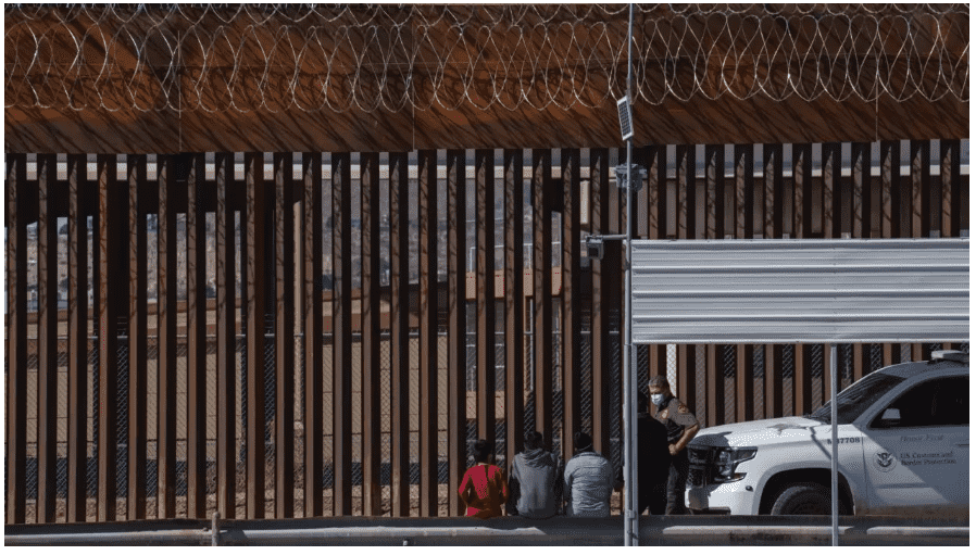 México restringe viajes no esenciales vía terrestre en frontera sur
