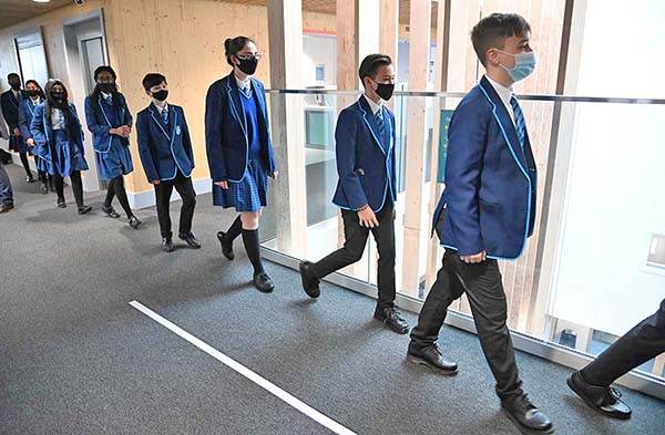 Reino Unido reabre escuelas, en primera etapa del desconfinamiento