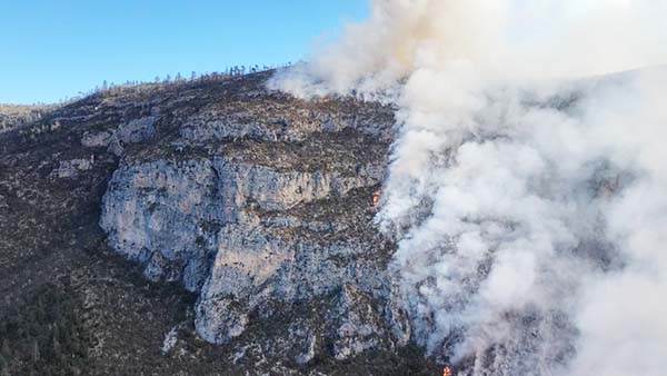 Vientos dificultan el combate a incendio