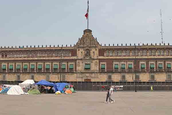 Vallas en Palacio Nacional «no es porque tengamos miedo»: AMLO
