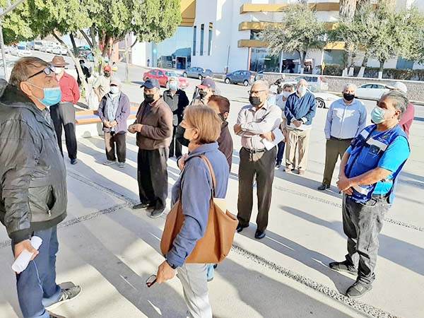 A diario acuden 150 adultos para preguntar por la vacuna