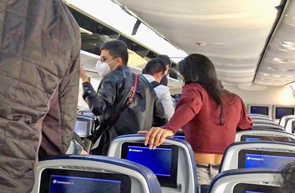 AMLO recibe insultos y gritos al bajar de un vuelo comercial en CDMX
