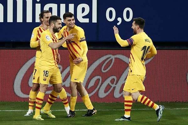 Cumple Barcelona y espera caída en el Derbi