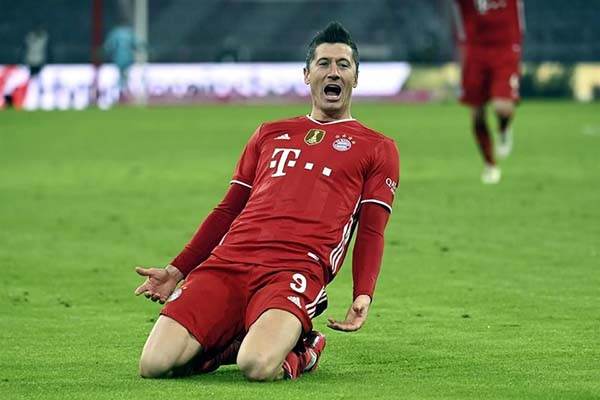Lewandowski gana duelo de goleadores a Haaland