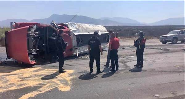 Vuelca pipa en el Flores Tapia