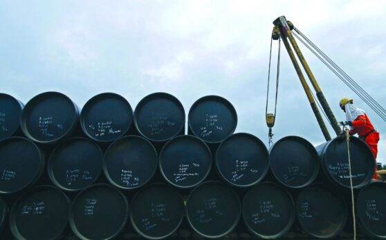 Petróleo mexicano cae 1.13%; barril cierra en 63.67 dólares