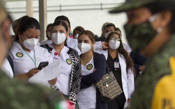 Secretarios de Sedena y Semar reconocen a mujeres por su fortaleza en Fuerzas Armadas