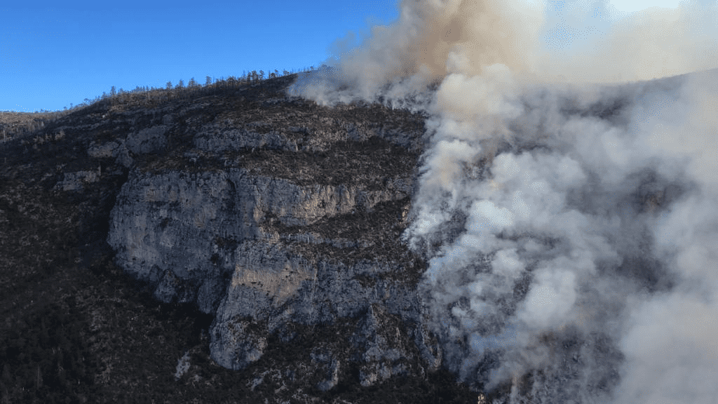 VIENTO SIGUE DIFICULTANDO LABOR DE BRIGADISTAS EN INCENDIO FORESTAL EN ARTEAGA