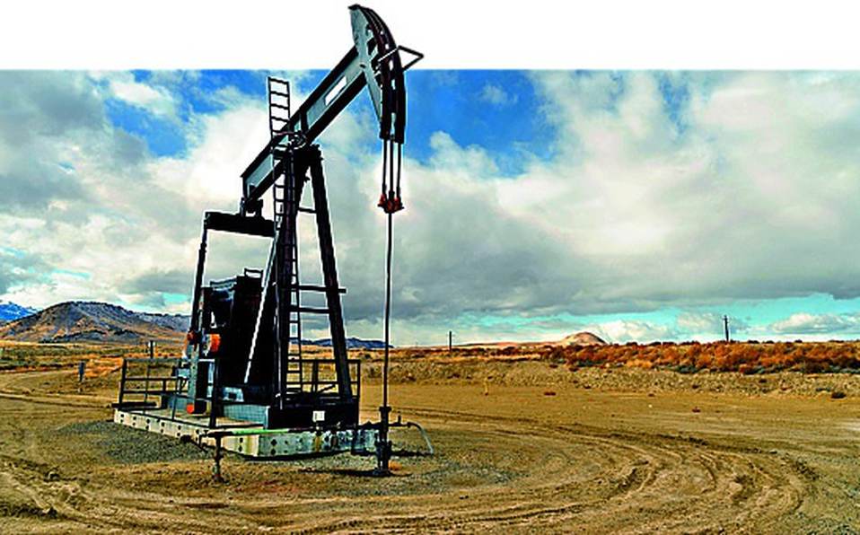 Petróleo sube ante baja en inventarios en EU y mejores perspectivas económicas