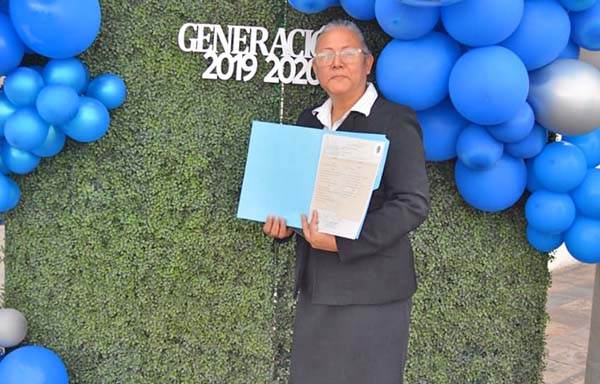A los 51 años se gradúa ‘Petrita’