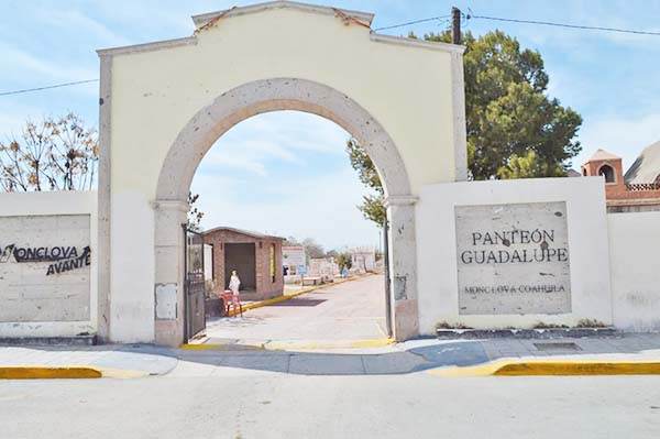 Abren hoy panteones