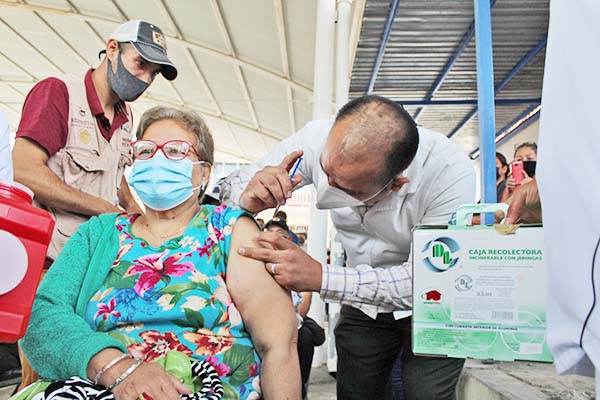 Arranca vacunación de adultos mayores