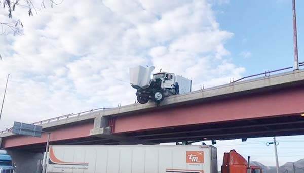 Tráiler se iba a caer de puente