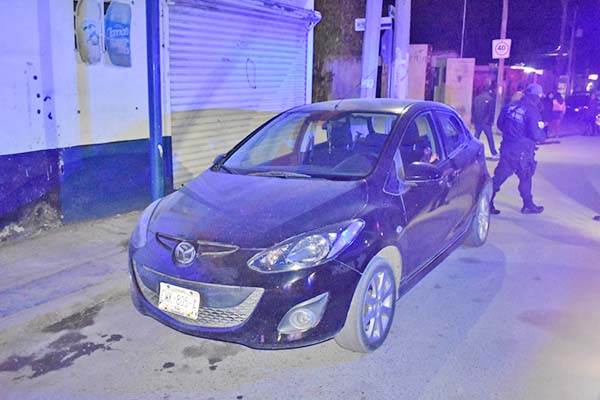 Roban auto y lo abandonan