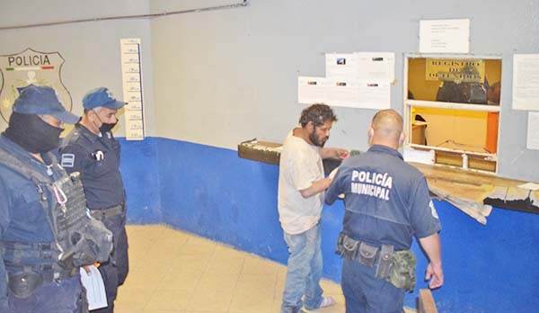 Pelean drogadictos frente a policías