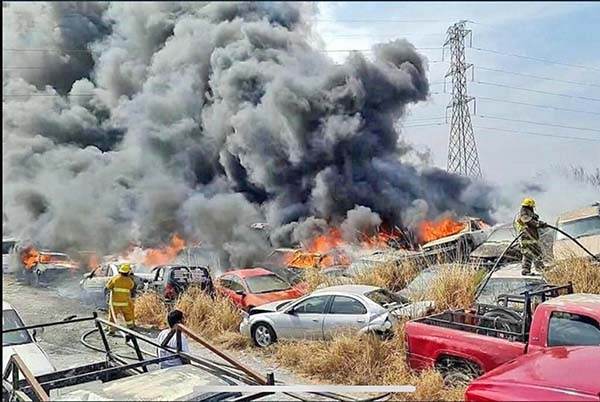 Se incendia corralón en Carretera a Monclova