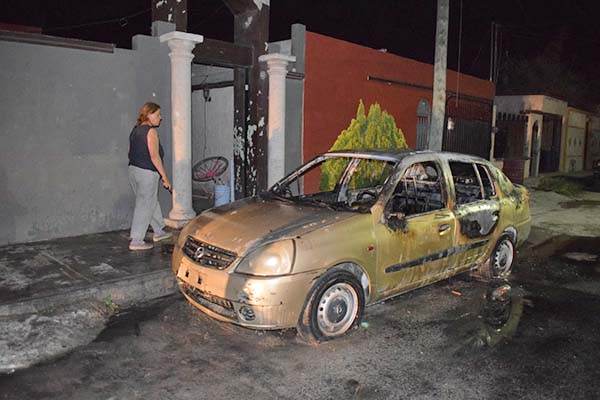 Queman carro en Los Bosques