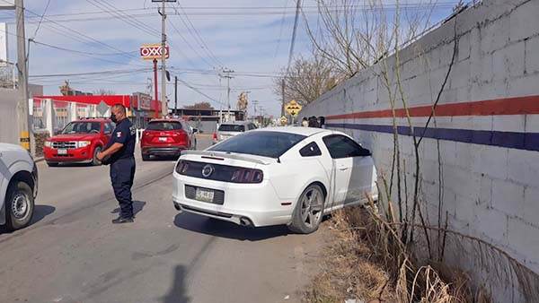 Embarra auto deportivo contra barda de escuela