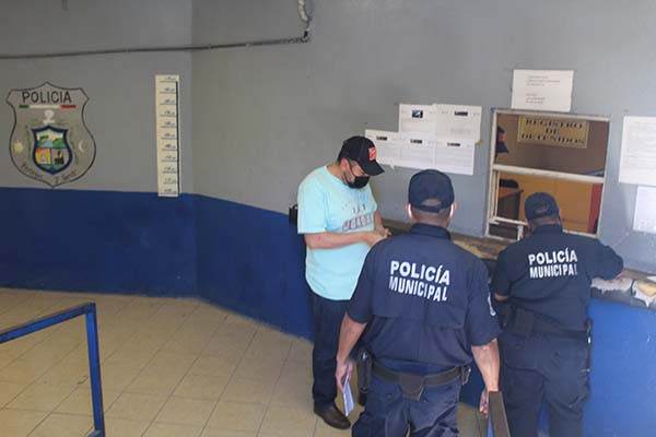Encierra a mujer en el baño