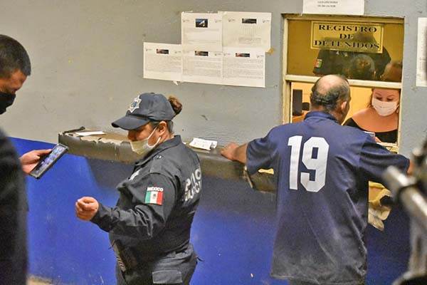 Levanta mano contra esposa