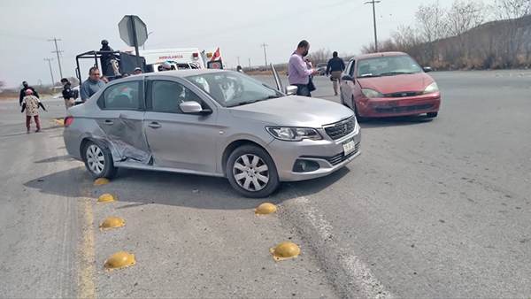 Arremanga carro al volarse alto