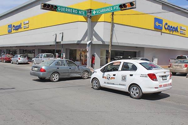 Taxista provoca colisión