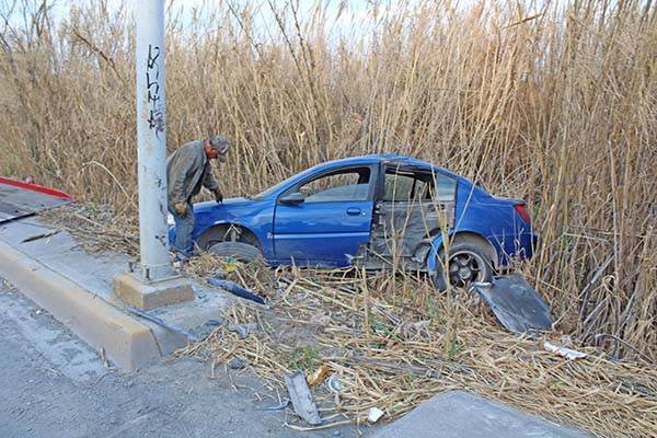 Termina carro entre carrizos