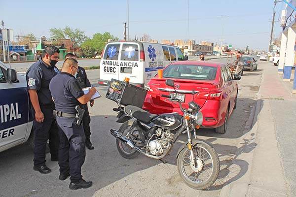 Resulta motociclista con raspones en caída