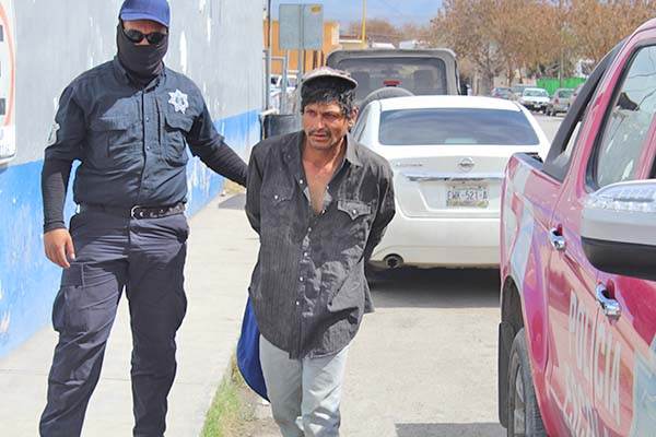 Fuma hierba en el centro