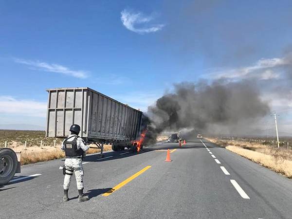 Choca tráiler y se incendia en la 53