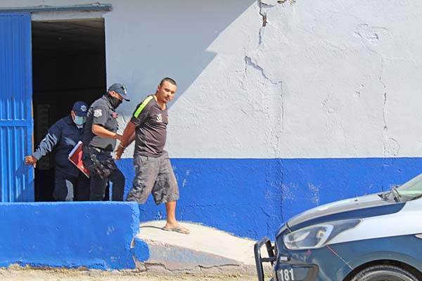 Intenta matar a esposa por no darle para “cristal”