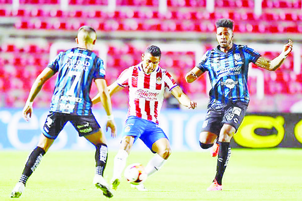 Rescata Chivas empate ante Gallos