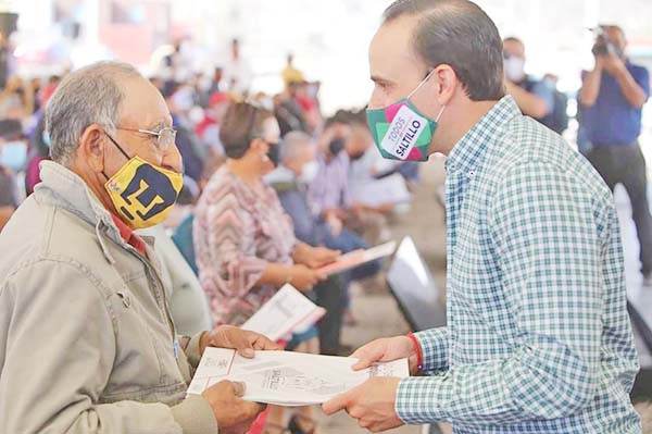 Entrega escrituras Manolo a familias