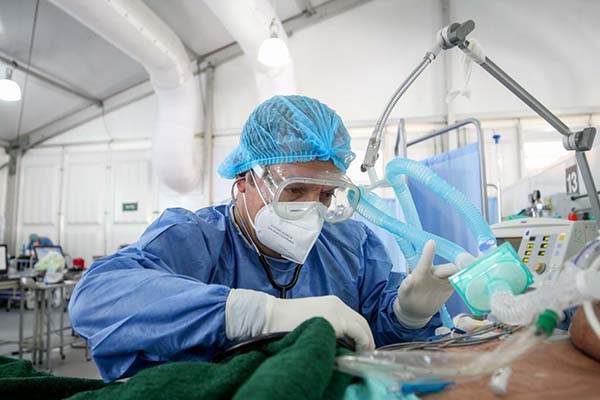 Integrará IMSS a doce doctores especialistas