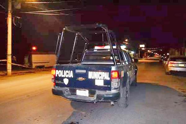 Le roban la troca;  frente a su hogar