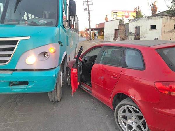Camión invade carril e impacta a vehículo