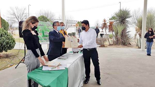 Entregan certificados de estudio a alumnos