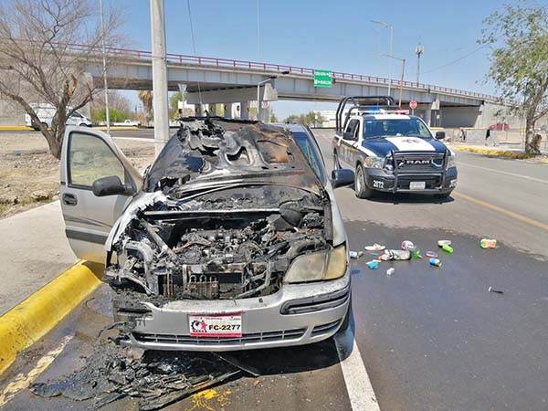 Incendio consume automóvil en la 57