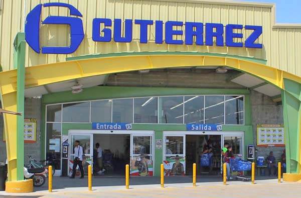 Solidario Gutiérrez con sus empleados