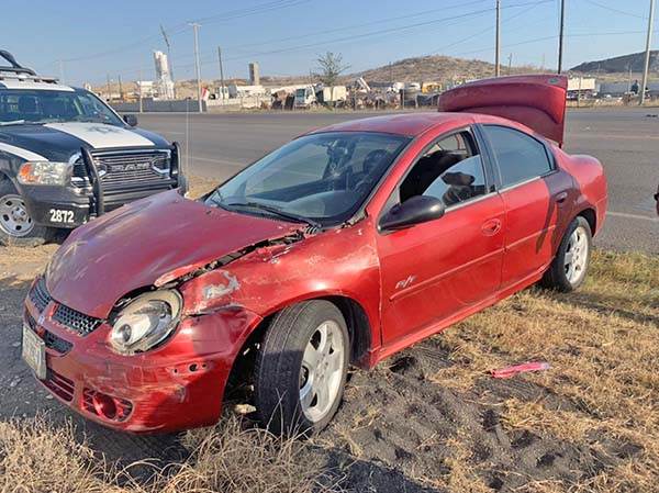 Sale de carretera y evita accidente