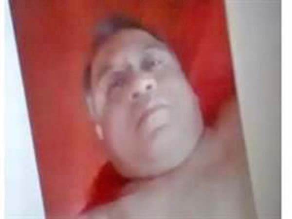Maestro de bachilleres da clase virtual desnudo