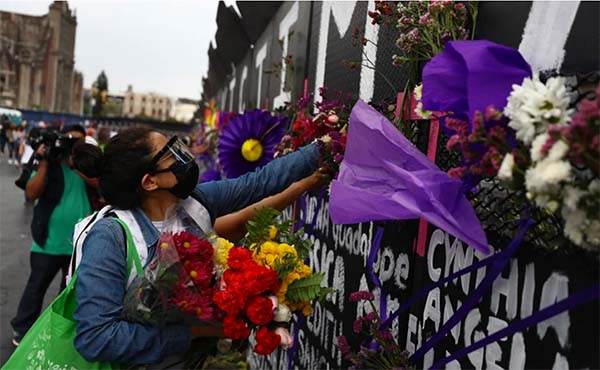«Da miedo y coraje. No quisiéramos ser nosotras»; dicen mujeres al colocar flores en vallas