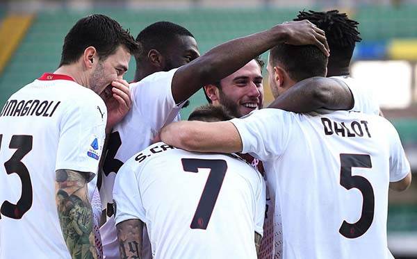 El AC Milan saca el triunfo ante Hellas Verona y pone presión al Inter