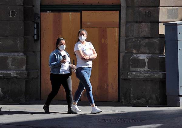 Las mujeres ganan en promedio $54.1 menos que los hombres